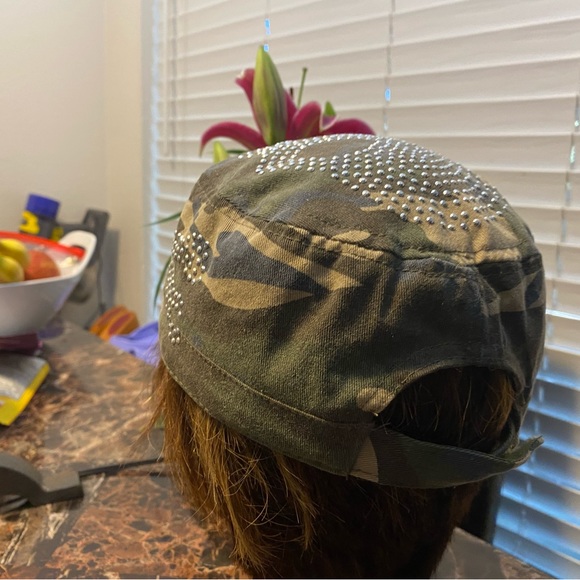 Claire Women’s Camouflage w/Studs Cap Size Smallm/Medium - Picture 4 of 10